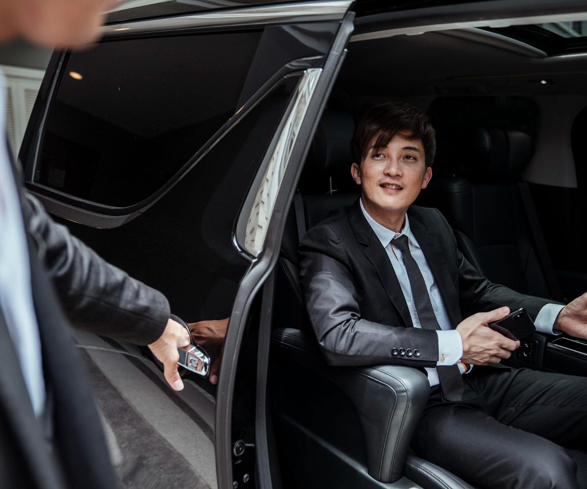 Luxury Car Chauffeur Service| Chauffeured Transportation