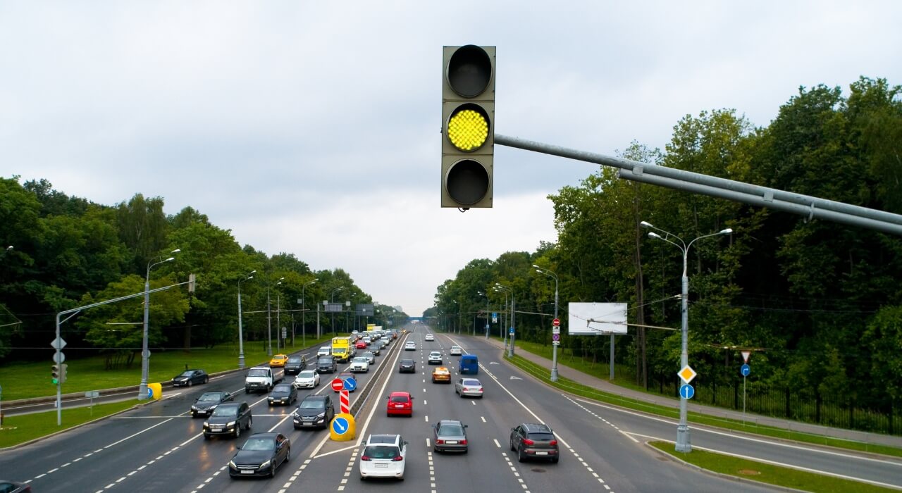 What To Do When You See a Flashing Yellow Light at an Intersection?